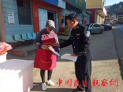 网格员发放测评宣传1_副本.jpg